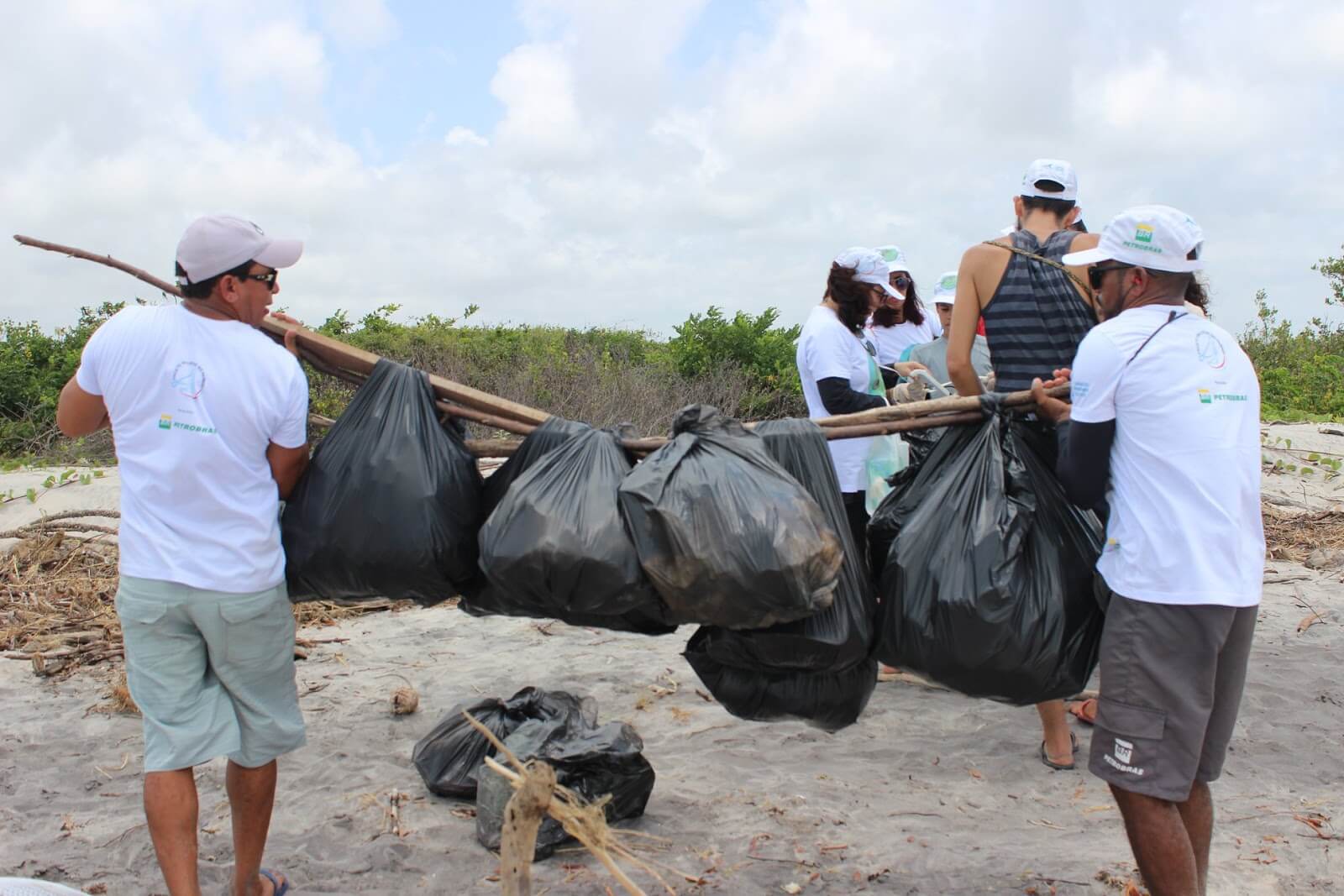 Imagem 14 de Barra de Mamanguape tem Dia de Limpeza de Praia